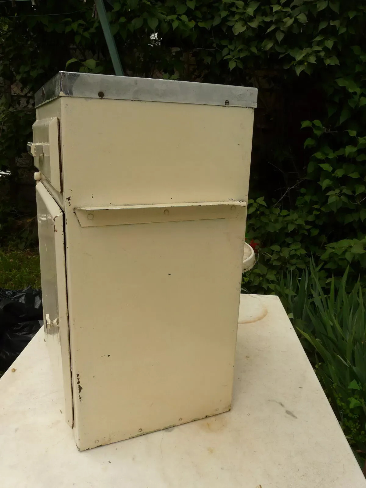 Illustration numéro 4 du produit Meuble de métier coiffeur années 60 en métal