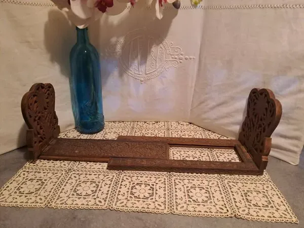 Illustration numéro 4 du produit Support à Livres à poser extensible et repliable en bois des iles sculpté années 1980