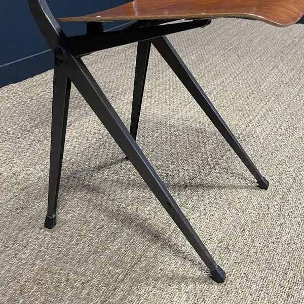 Illustration numéro 4 du produit Chaise Result Friso Kramer pour Ahrend bois acier taupe années 60 Pays Bas