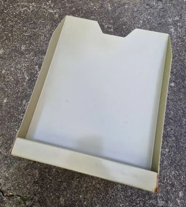 Illustration numéro 4 du produit Trieur à courrier en métal style industriel 1960