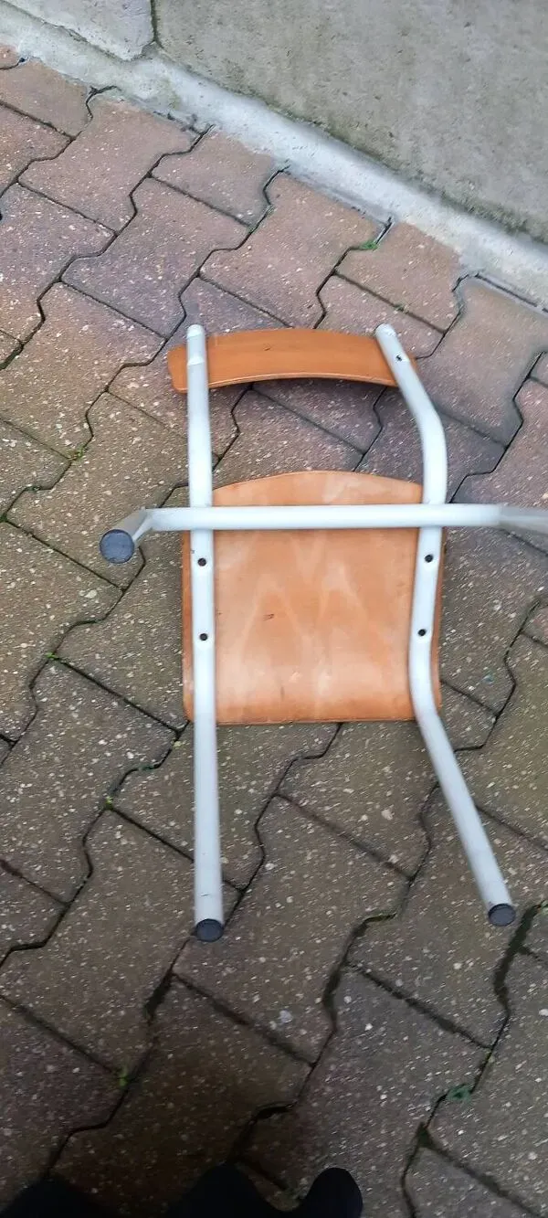 Illustration numéro 4 du produit Chaise vintage d'écolier