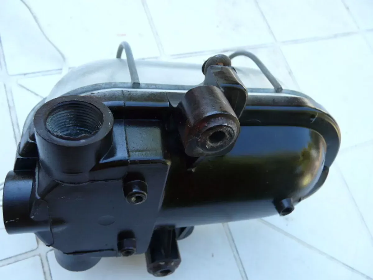 Illustration numéro 4 du produit Applique hublot lampe bakélite et verre avec grille