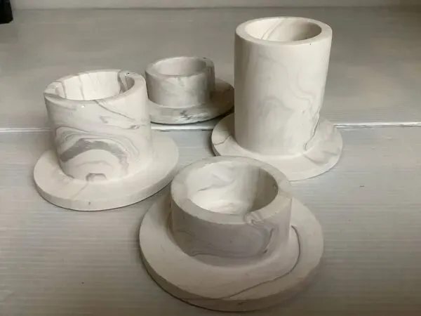 Illustration numéro 4 du produit Quatre bougeoirs en composite de gypse