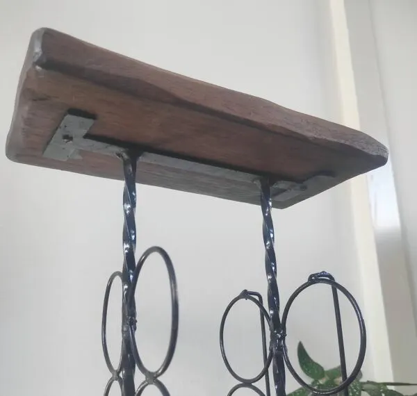 Illustration numéro 4 du produit Table d'appoint, porte-bouteilles brutaliste en fer forgé et bois mass