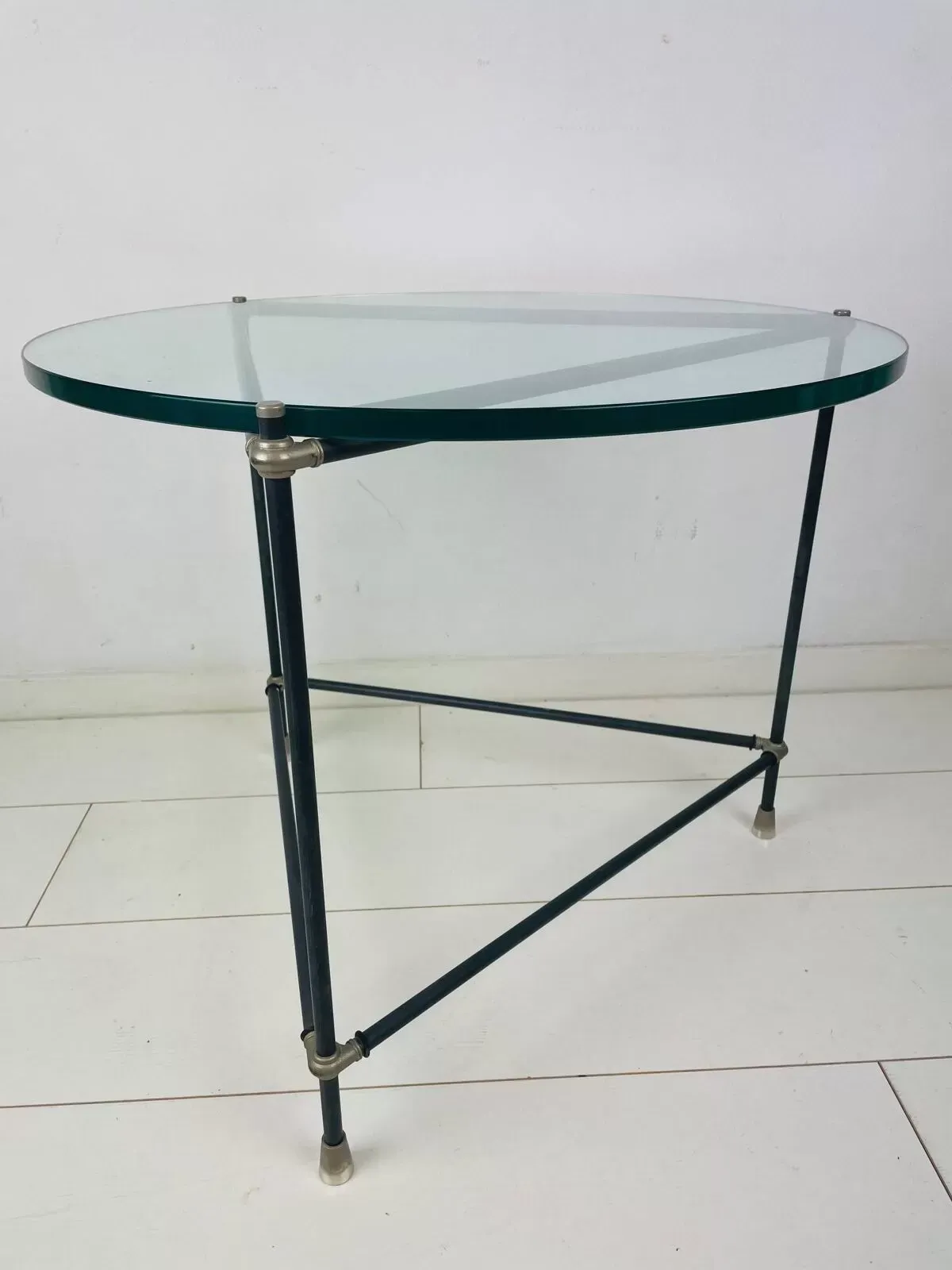 Illustration numéro 4 du produit Table d'appoint ronde vintage. Table basse ronde en verre épais. Table de design industriel robuste.