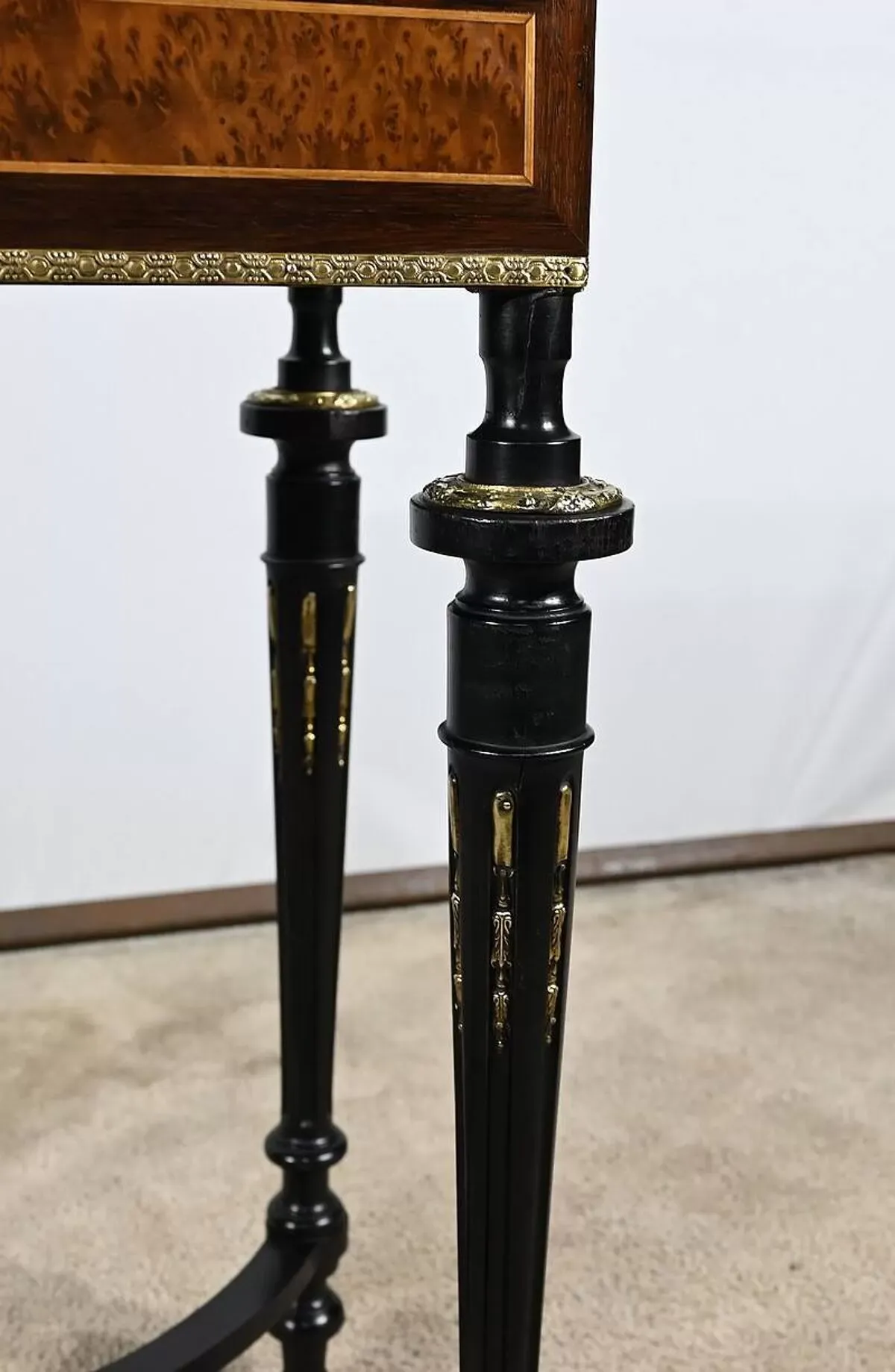 Illustration numéro 4 du produit Table de salon en palissandre et loupe d’amboine, style Louis XVI, époque Napoléon III