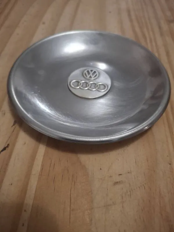 Illustration numéro 4 du produit Vide-poche / Cendrier vintage métal – Volkswagen & Audi – Années 70/80