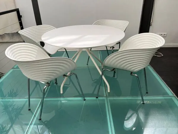Illustration numéro 4 du produit 4 chaises Tom Vac par Ron Arad et table ronde blanche