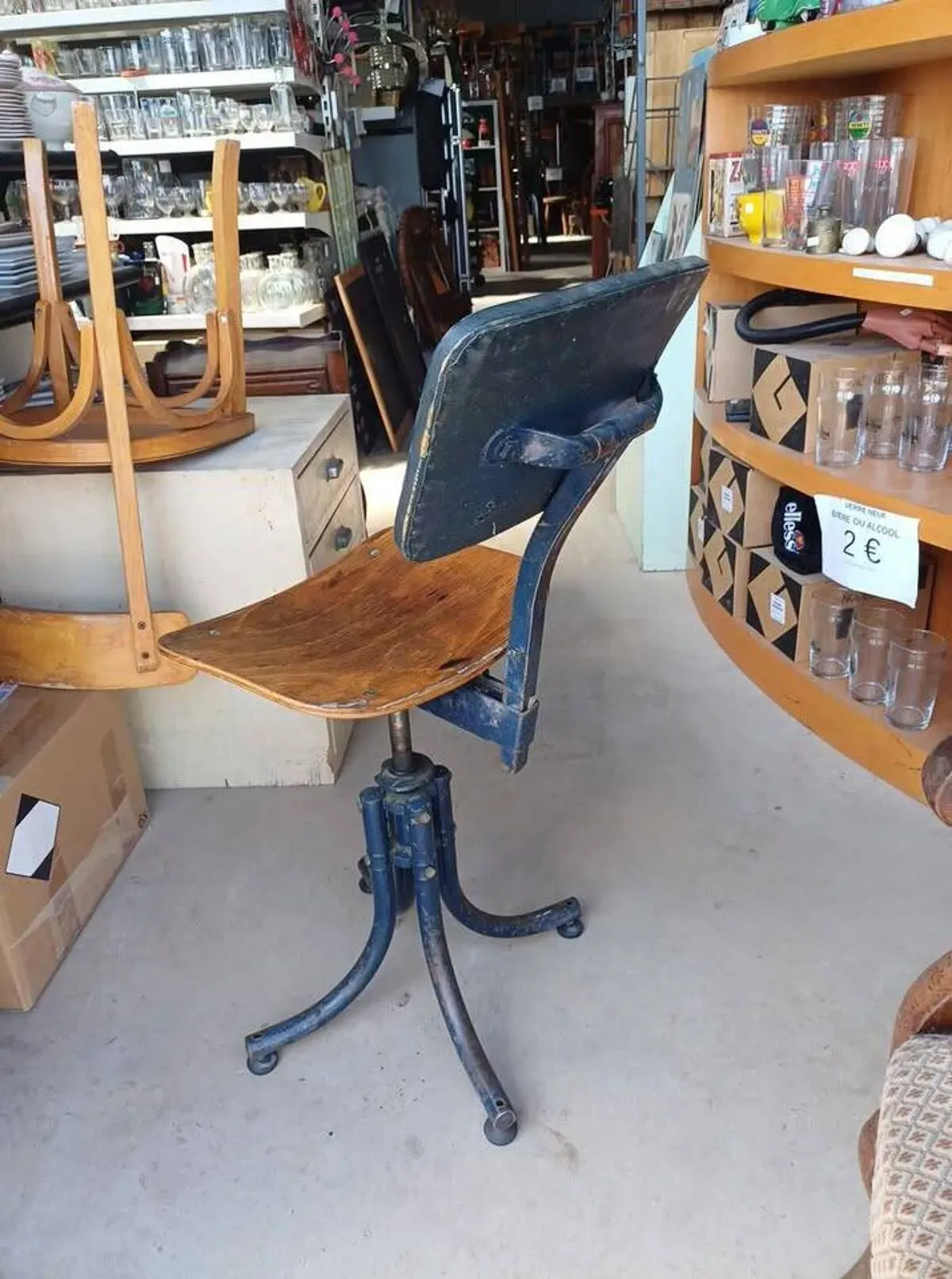 Illustration numéro 4 du produit Ancienne chaise de postier bienaise 1940/50