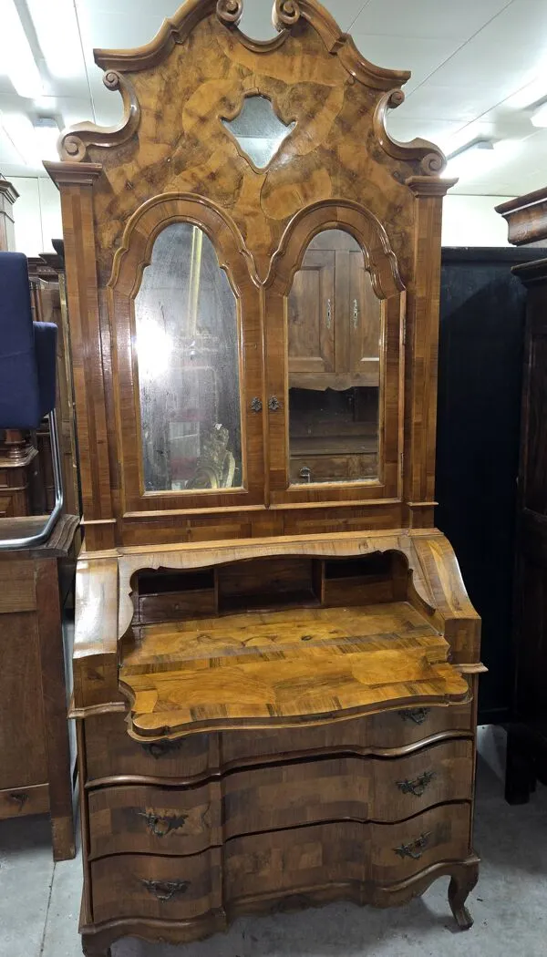 Illustration numéro 4 du produit Important secrétaire scriban Venitien style Louis XV en noyer marqueté