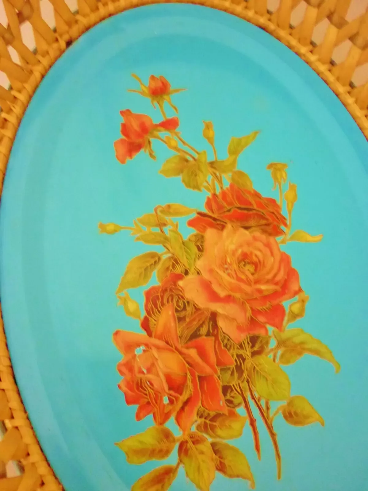 Illustration numéro 4 du produit Corbeille ancienne en tôle peinte et osier tressé, décor de roses