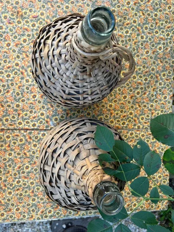 Illustration numéro 4 du produit Dame-Jeanne vintage 40cm en verre + osier (3-5L)