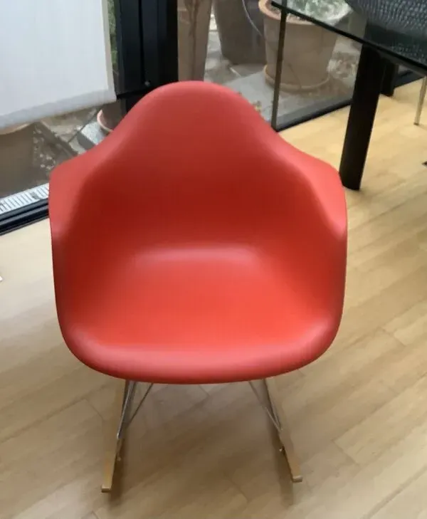 Illustration numéro 4 du produit Fauteuil à bascule de charles Eames par Vitra