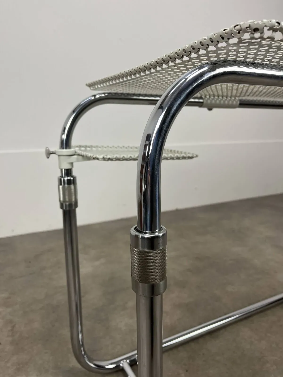 Illustration numéro 4 du produit Desserte modulable ''L'Adap-Table'' en métal perforé et chrome