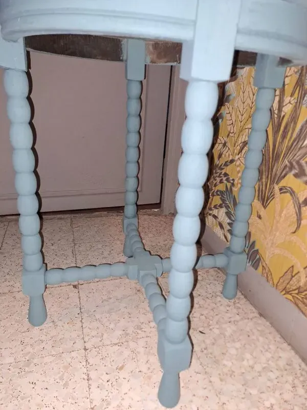 Illustration numéro 4 du produit Table basse ronde en bois massif  à 4 pieds datant des années 1950 repeinte