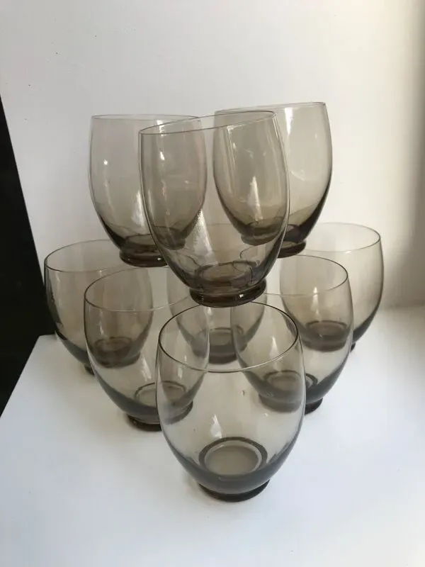 Illustration numéro 4 du produit lot de 9 grands verres à eau design en verre fumé art déco années 30