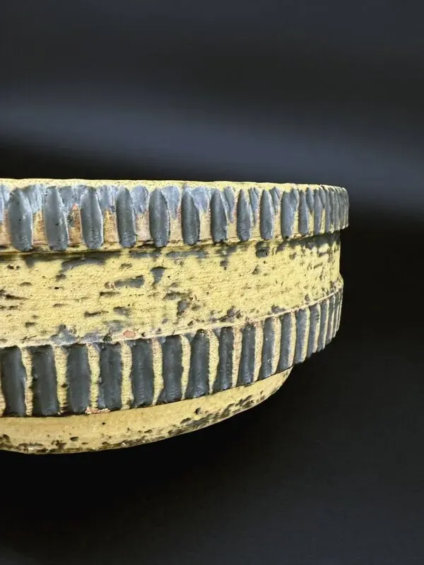 Illustration numéro 4 du produit Grand plat en grès à décor rainuré, dans le goût de Pieter Groeneveldt