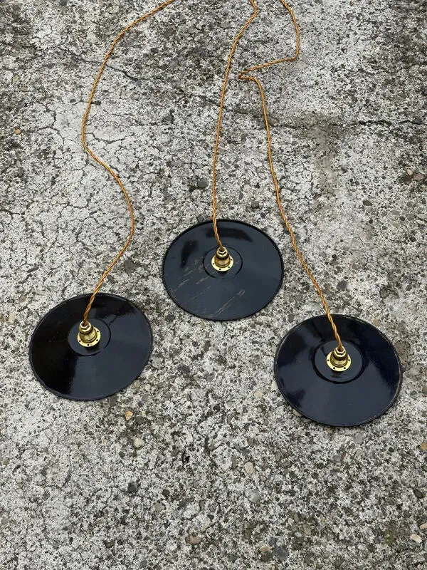 Illustration numéro 4 du produit Trio de suspensions tôle émaillée noire et blanche vintage style indus