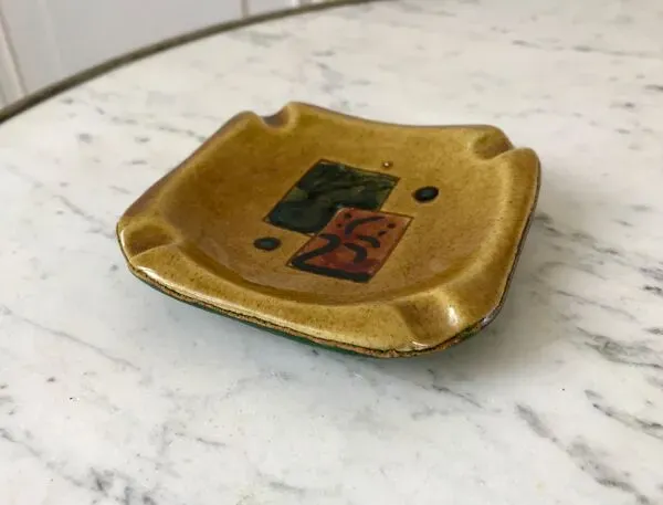 Illustration numéro 4 du produit Cendrier design abstrait en céramique et cuir années 50-60