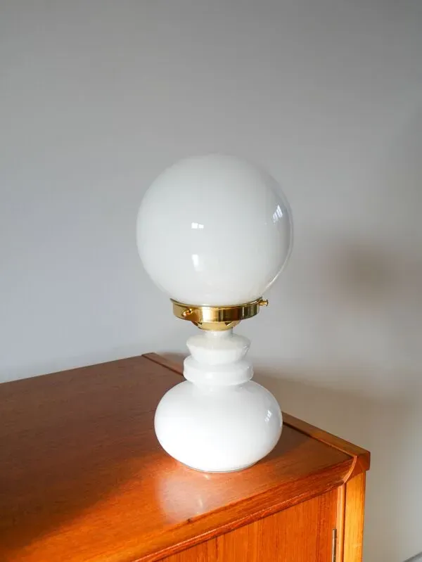 Illustration numéro 4 du produit Lampe globe en opaline blanche, 1960