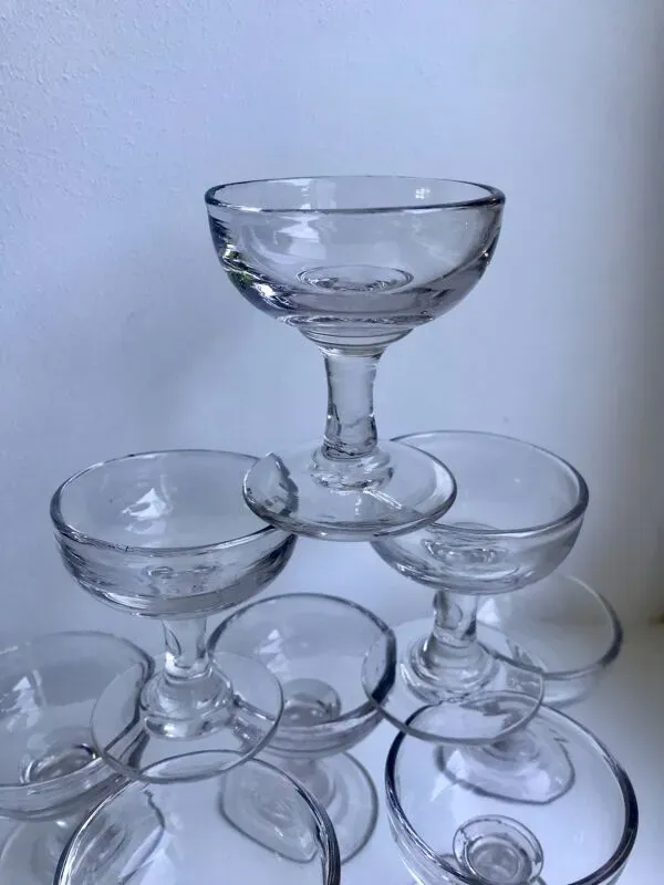 Illustration numéro 4 du produit lot de 9 petits verres à liqueur en verre moulé début XXème