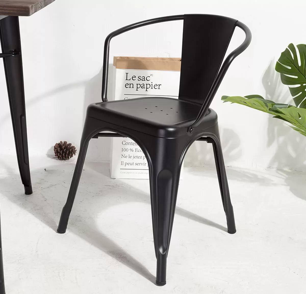 Illustration numéro 4 du produit Fauteuil noir de salle à manger avec accourdoir en métal style Industriel