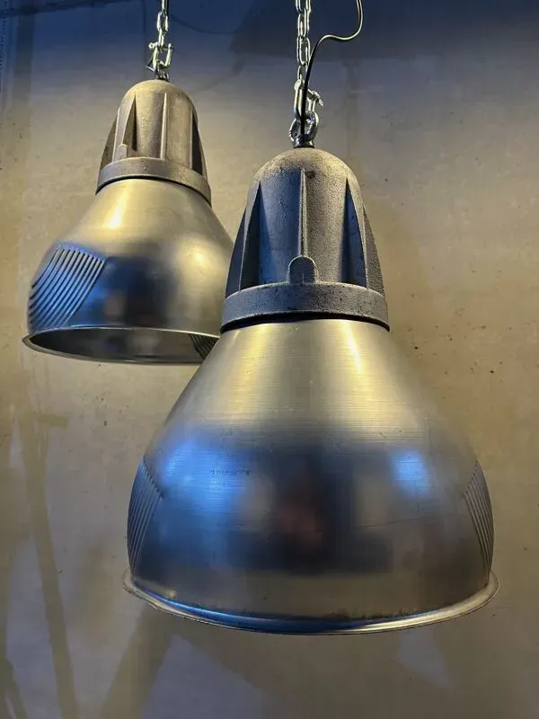 Illustration numéro 4 du produit 2x lampes suspendues vintage Schréder
