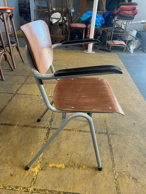 Illustration numéro 4 du produit Lot de 14 chaises d’école scandinaves