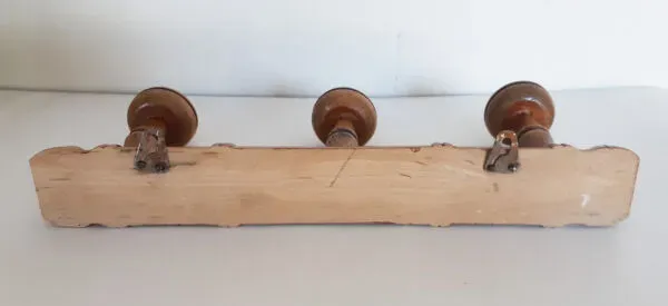 Illustration numéro 4 du produit Porte-manteaux d'école en bois, 3 têtes, vintage français , années 50