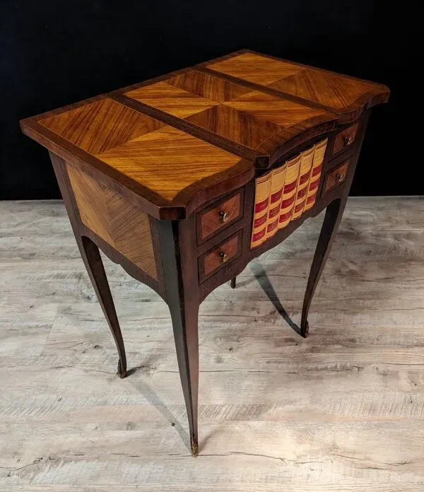 Illustration numéro 4 du produit Poudreuse style Louis XV en marqueterie