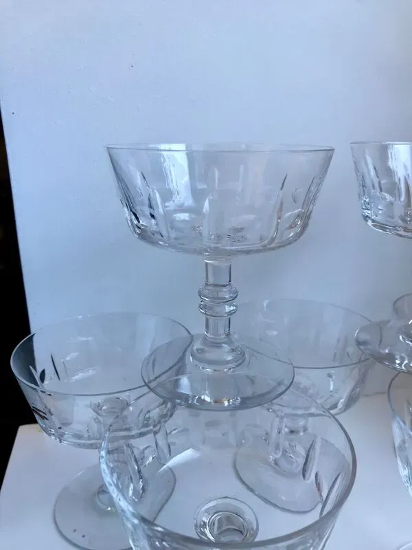 Illustration numéro 4 du produit Lot de 7 coupes à champagne en cristal gravé début xxème