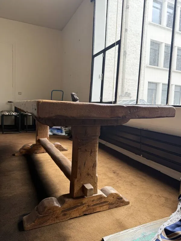 Illustration numéro 4 du produit Grande table de ferme ancienne en bois massif, de style monastère.