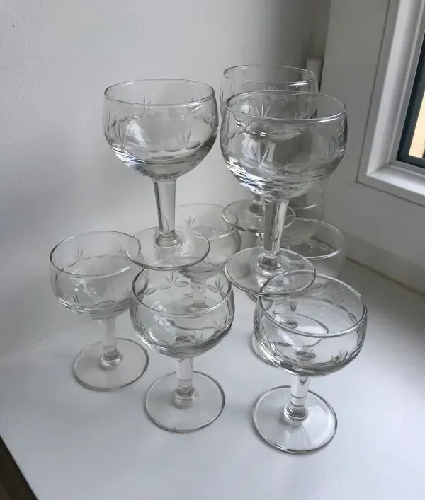 Illustration numéro 4 du produit Lot de 8 verres à vin en cristal gravé années 40-50