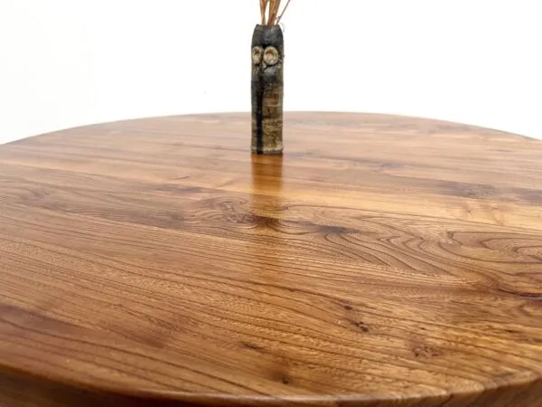 Illustration numéro 4 du produit Table ronde moderniste en orme massif, piètement croisé