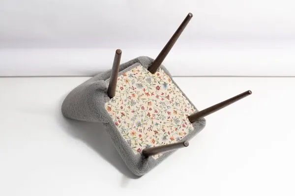 Illustration numéro 4 du produit Chaise coquille en bouclé gris, bois de hêtre foncé, Pologne, années 1960