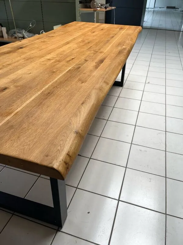 Illustration numéro 4 du produit Table en chêne massif