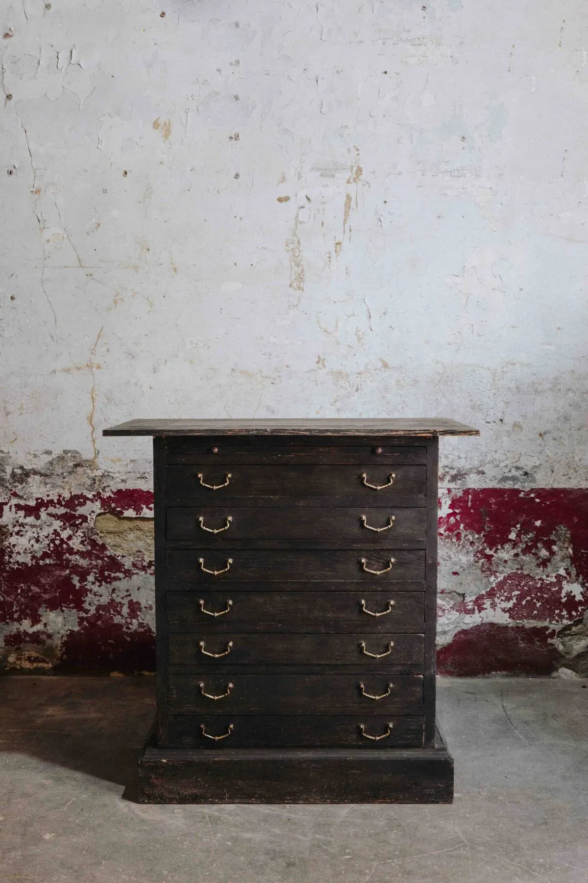 Illustration numéro 4 du produit Exceptionnel meuble de métier de l'atelier des Mérignargues à Nîmes