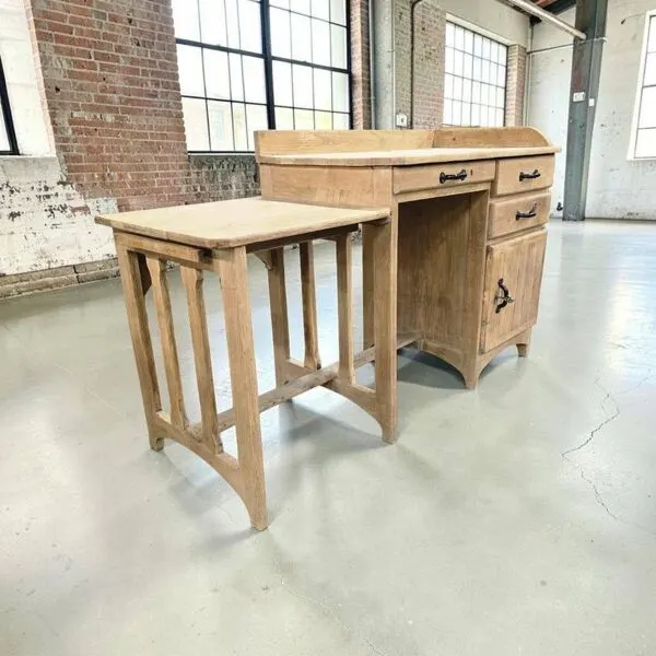 Illustration numéro 4 du produit Bureau, table d'appoint vintage industriel en bois