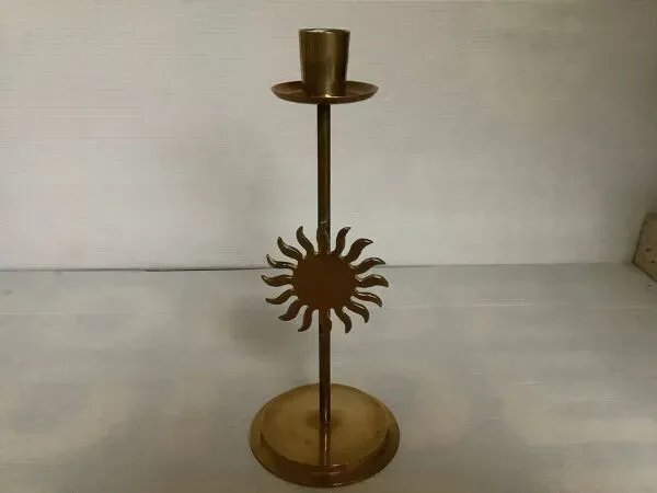 Illustration numéro 4 du produit Bougeoir soleil en laiton