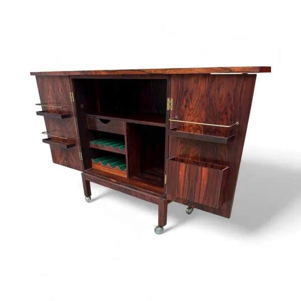 Illustration numéro 4 du produit Bar de Torbjorn Afdal pour Bruksbo