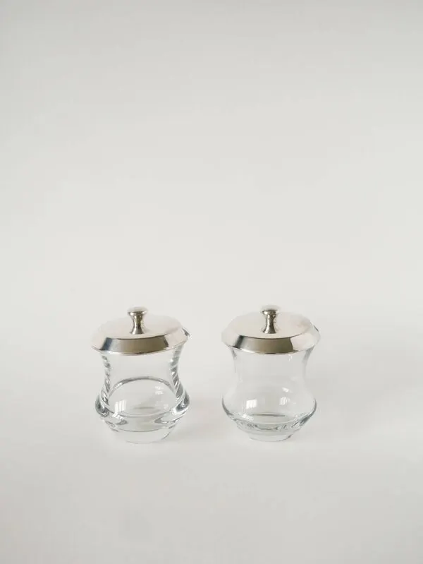 Illustration numéro 4 du produit Duo de pots à condiments en cristal et métal argenté, Saint Hilaire, 1960