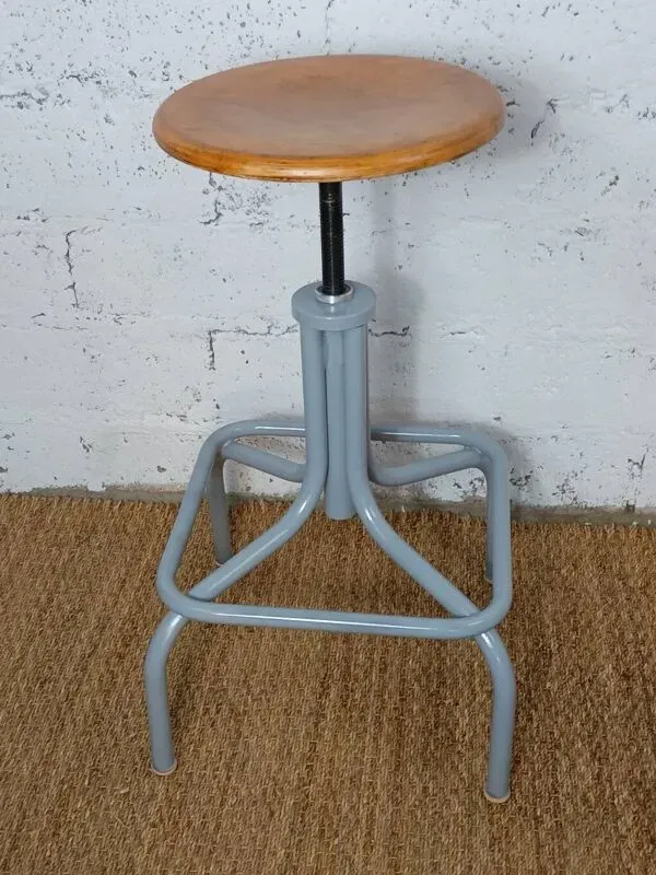 Illustration numéro 4 du produit Tabouret industriel à vis restaurée
