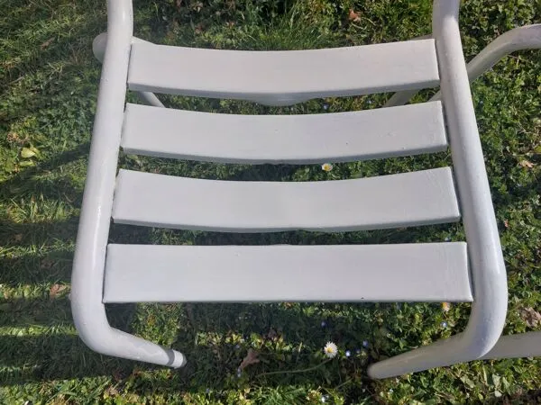 Illustration numéro 4 du produit Paire de chaises blanches en métal, style Tolix