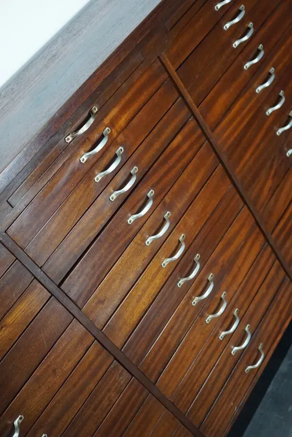 Illustration numéro 4 du produit Meuble de métier d'horloger à tiroirs