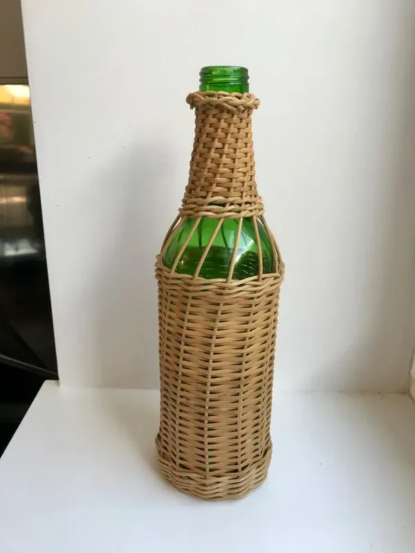Illustration numéro 4 du produit bouteille entourée de rotin années 70