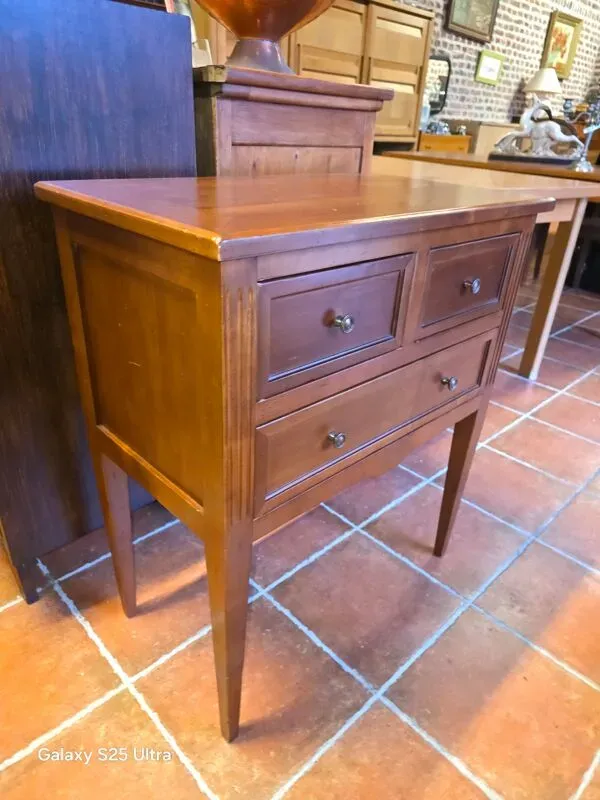 Illustration numéro 4 du produit Commode style Louis XVI en merisier massif