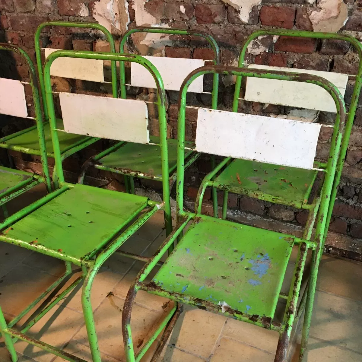 Illustration numéro 4 du produit Chaise métallique vintage