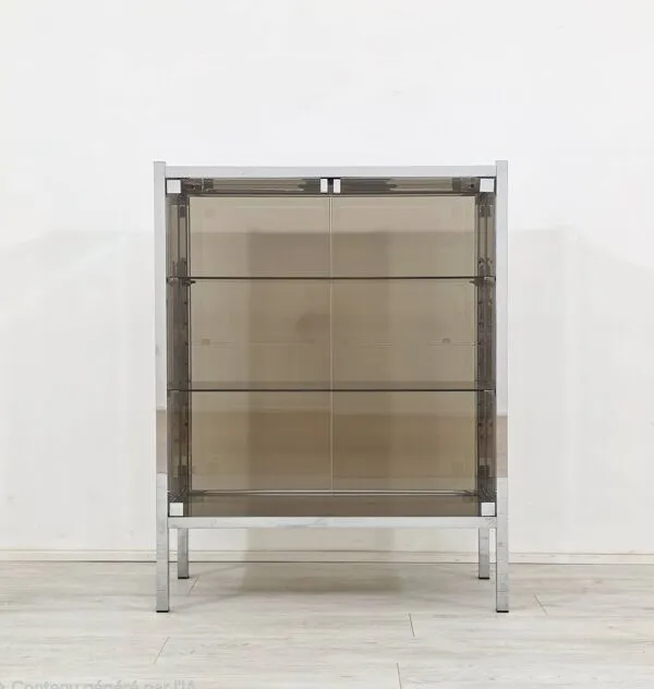 Illustration numéro 4 du produit Meuble vitrine en métal chromé et verre fumé – design moderniste, années 19