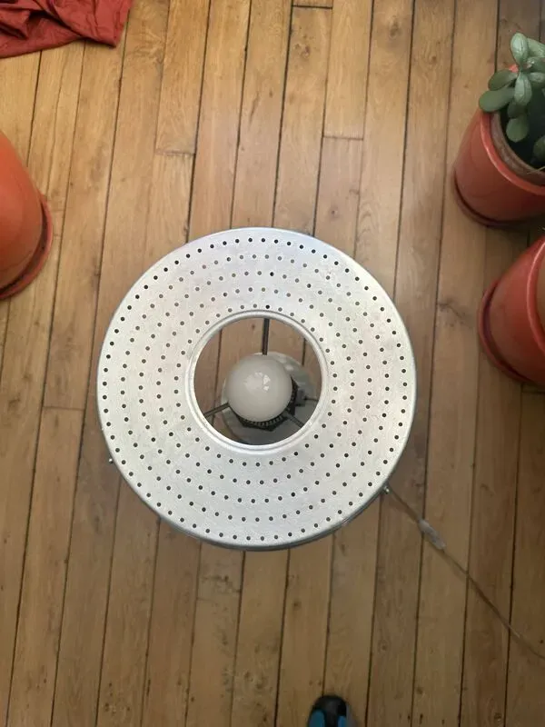 Illustration numéro 4 du produit Lampe de style industriel realisée a partir d'un ancien outil de menuisier