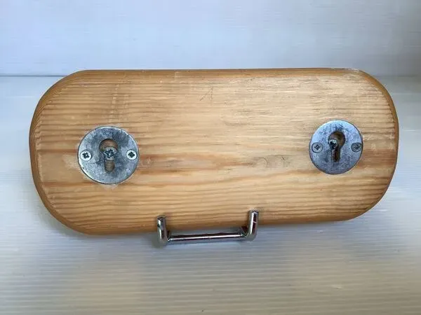 Illustration numéro 4 du produit Petit porte manteau en bois deux patères